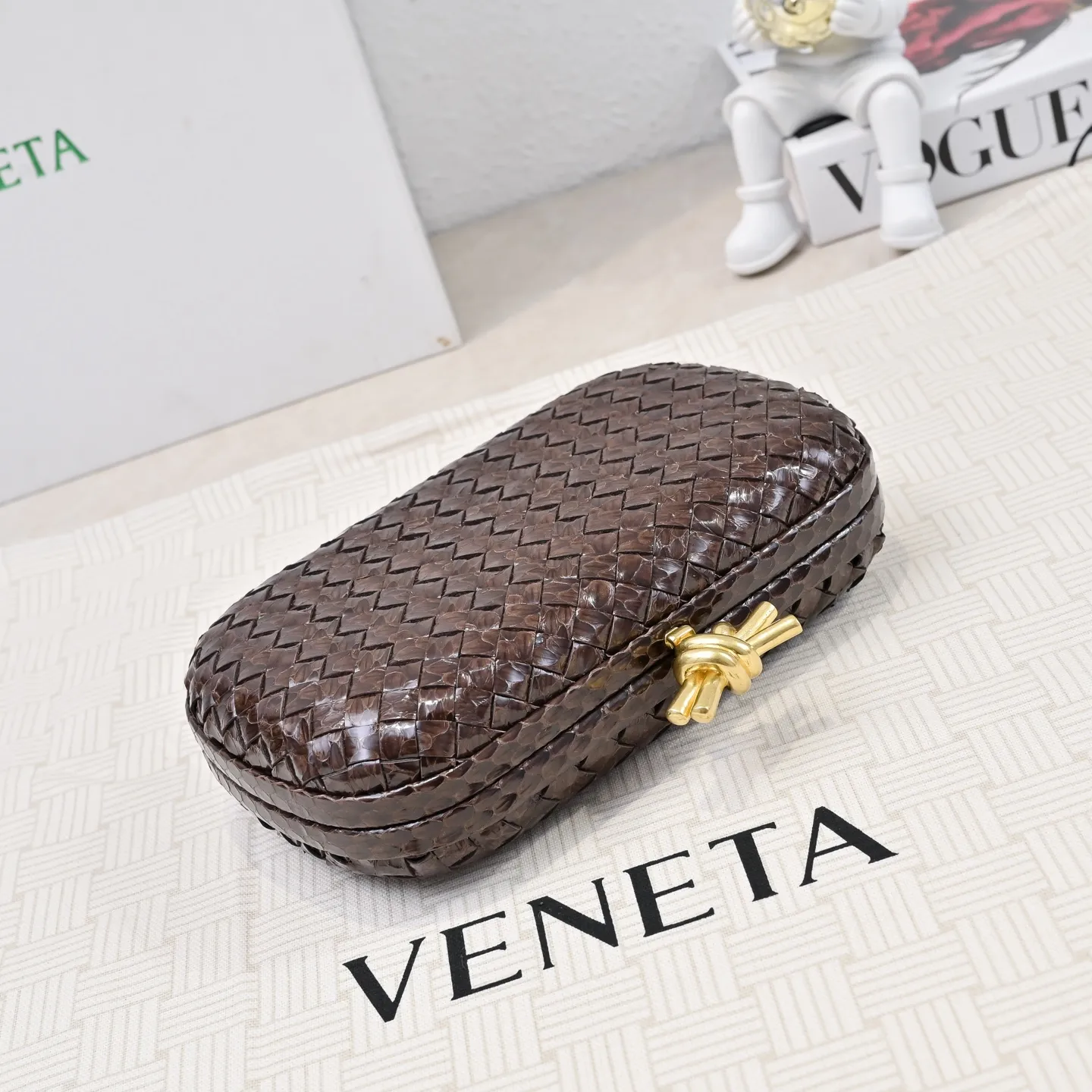 Batch 1860 #BV Knot snakeskin woven evening bag series 🐍 Fashion choice Rare snakeskin bags are full of charm 🌟Using snakeskin pattern woven with knot buckle, the unique texture makes you feel a different kind of refinement and elegance when you touch it 🎀 Its luster is low-key and luxurious, whether it is in the sun or under the light, it can reflect the charming colors 🌈 Holding it in your hand or hanging on your wrist will make you look more elegant and charming✨✨ Model: 717622 Size: 20x12x5.5